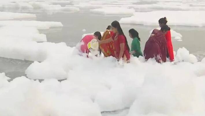 BJP MP Manoj Tiwari takes boat ride in toxic foam-covered Yamuna, slams Delhi government-dnm BJP MP Manoj Tiwari takes boat ride in toxic foam-covered Yamuna, slams Delhi government-dnm