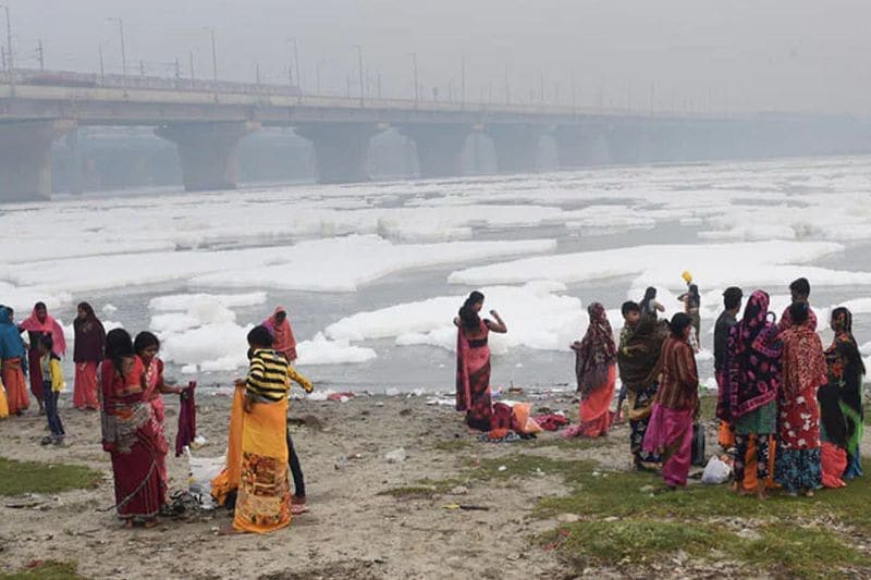 chhath puja 2021,delhi people tak dip in yamuna river toxic foam near kalindi kunj