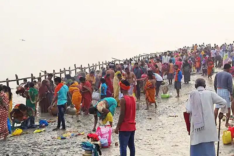 chhath puja 2021,uttar pradesh, bihar, varanasi, patna the day of nahay khay crowd gathered banks of ganga and others rivers stb
