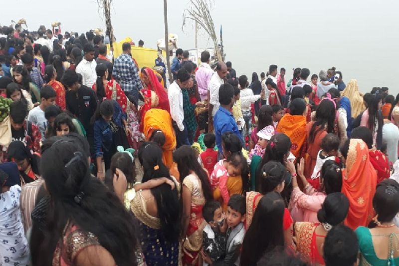 chhath puja 2021,uttar pradesh, bihar, varanasi, patna the day of nahay khay crowd gathered banks of ganga and others rivers stb