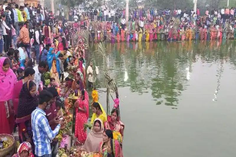 chhath puja 2021,uttar pradesh, bihar, varanasi, patna the day of nahay khay crowd gathered banks of ganga and others rivers stb