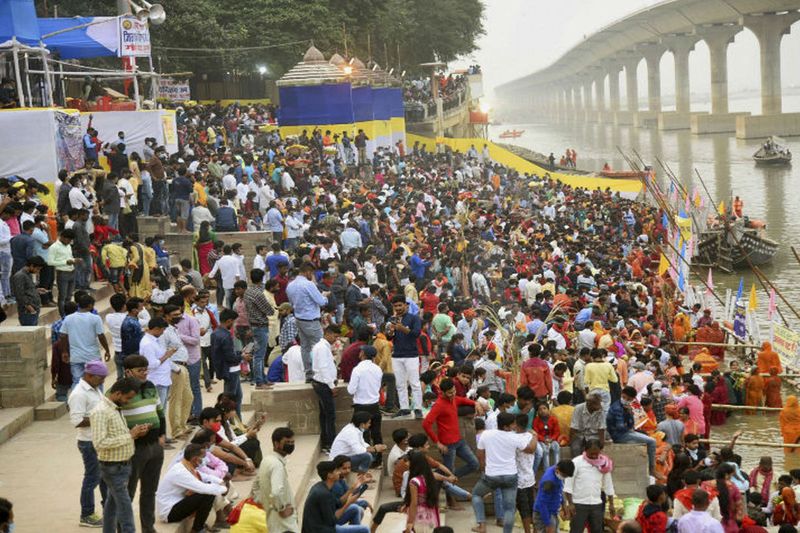 chhath puja 2021,uttar pradesh, bihar, varanasi, patna the day of nahay khay crowd gathered banks of ganga and others rivers stb