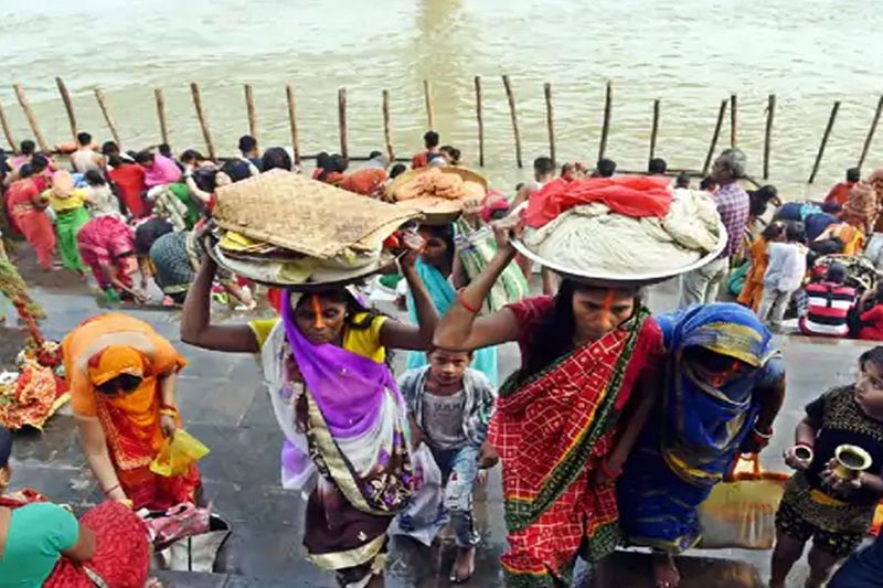chhath puja 2021,uttar pradesh, bihar, varanasi, patna the day of nahay khay crowd gathered banks of ganga and others rivers stb