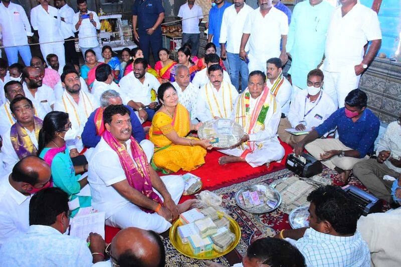 minister malla reddy donates seven kg gold to yadadri temple