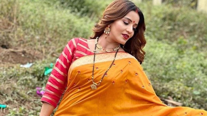 Chhath 2021 bhojpuri actress monalisa ready for chhath puja, share photos of festival celebration entertainment news KPJ