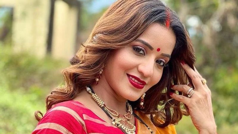 Chhath 2021 bhojpuri actress monalisa ready for chhath puja, share photos of festival celebration entertainment news KPJ