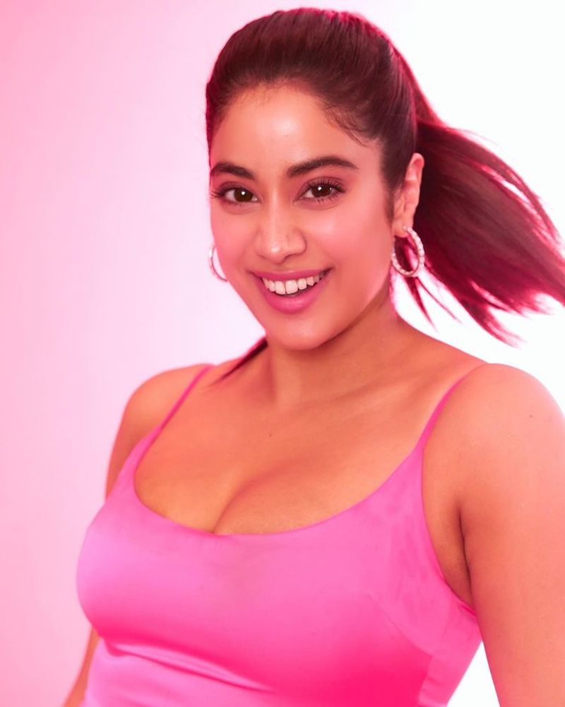 Sridevi Daughter Janhvi Kapoor looks insanely HOT in short pink dress