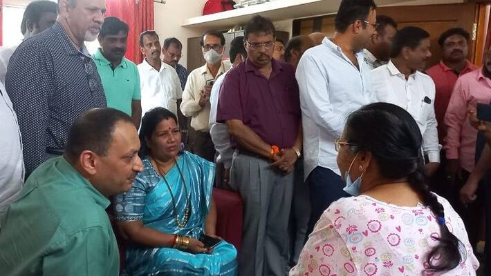 BJP Ananth kumar hegde visit anand asnotikar house inquire about JDS leader mothers health ckm BJP Ananth kumar hegde visit anand asnotikar house inquire about JDS leader mothers health ckm