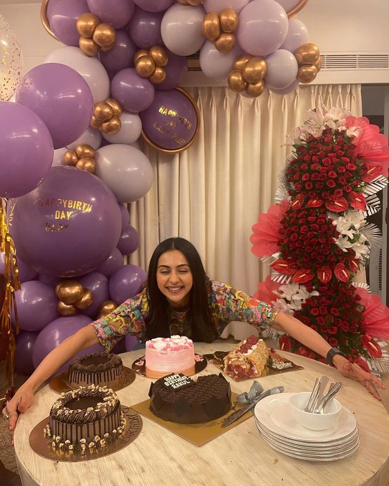 rakul preet singh shared birthday pics give shock to fans with hot retro look