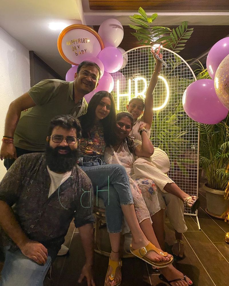 rakul preet singh shared birthday pics give shock to fans with hot retro look