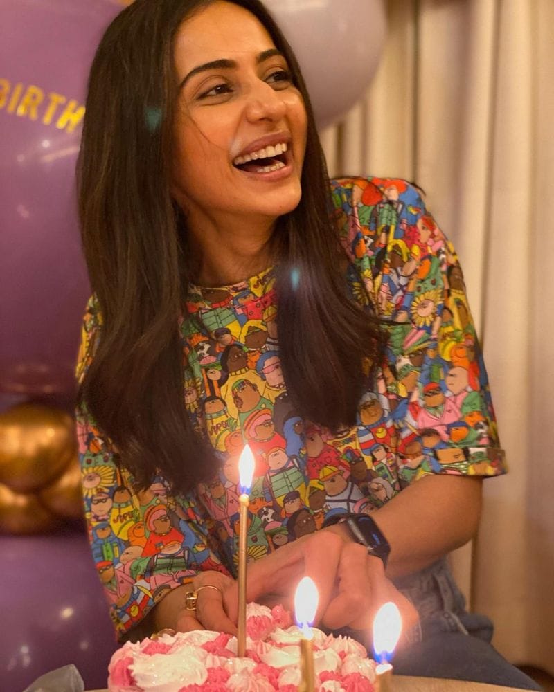 rakul preet singh shared birthday pics give shock to fans with hot retro look