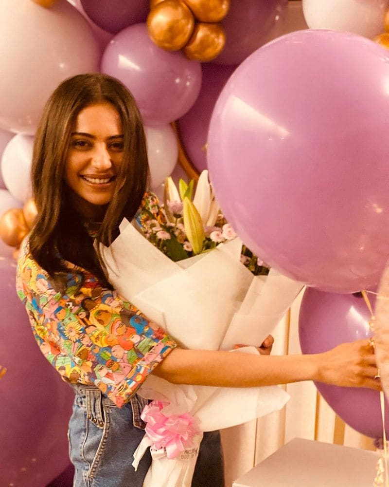 rakul preet singh shared birthday pics give shock to fans with hot retro look