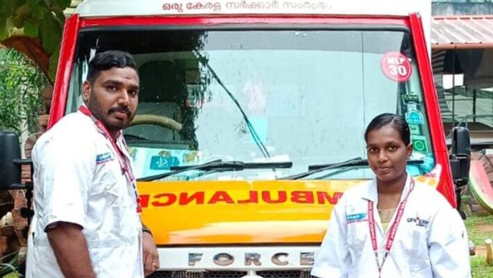 Kaniv 108 Ambulance staff rescue home born tribal woman and newborn baby Kaniv 108 Ambulance staff rescue home born tribal woman and newborn baby