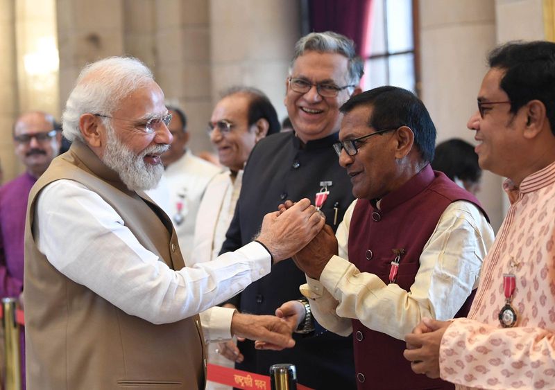 Padma Awardees 2020 and their relatives with PM Modi, see pictures how Narendra Modi easily connect with them DVG