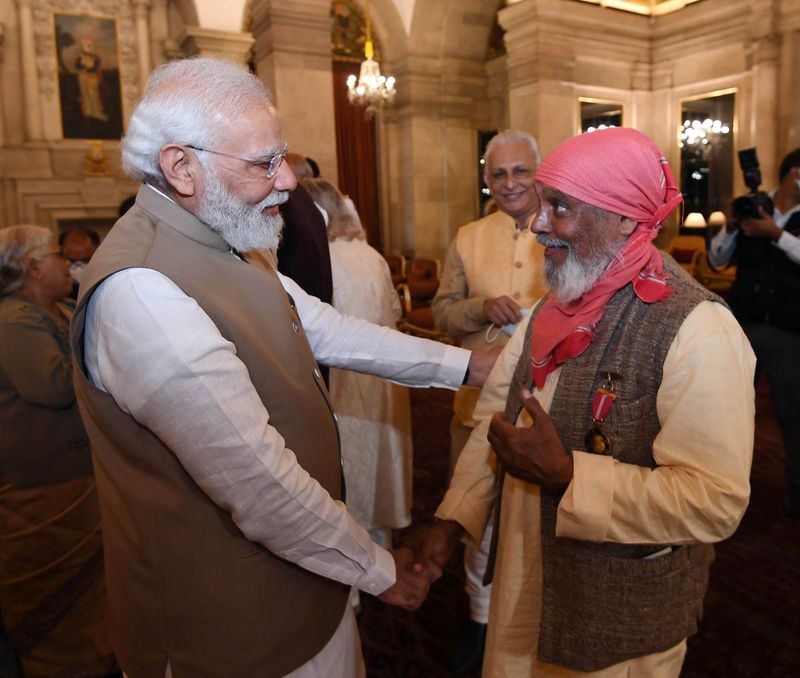 Padma Awardees 2020 and their relatives with PM Modi, see pictures how Narendra Modi easily connect with them DVG