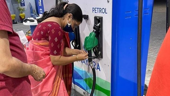 gujarat minister mukesh patel came to fill deisel fraud scam at petrol pump gujarat minister mukesh patel came to fill deisel fraud scam at petrol pump