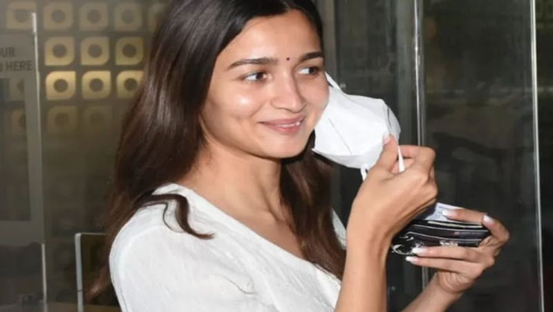 Alia Bhatt spotted airport Ranbir Kapoor reached clinic