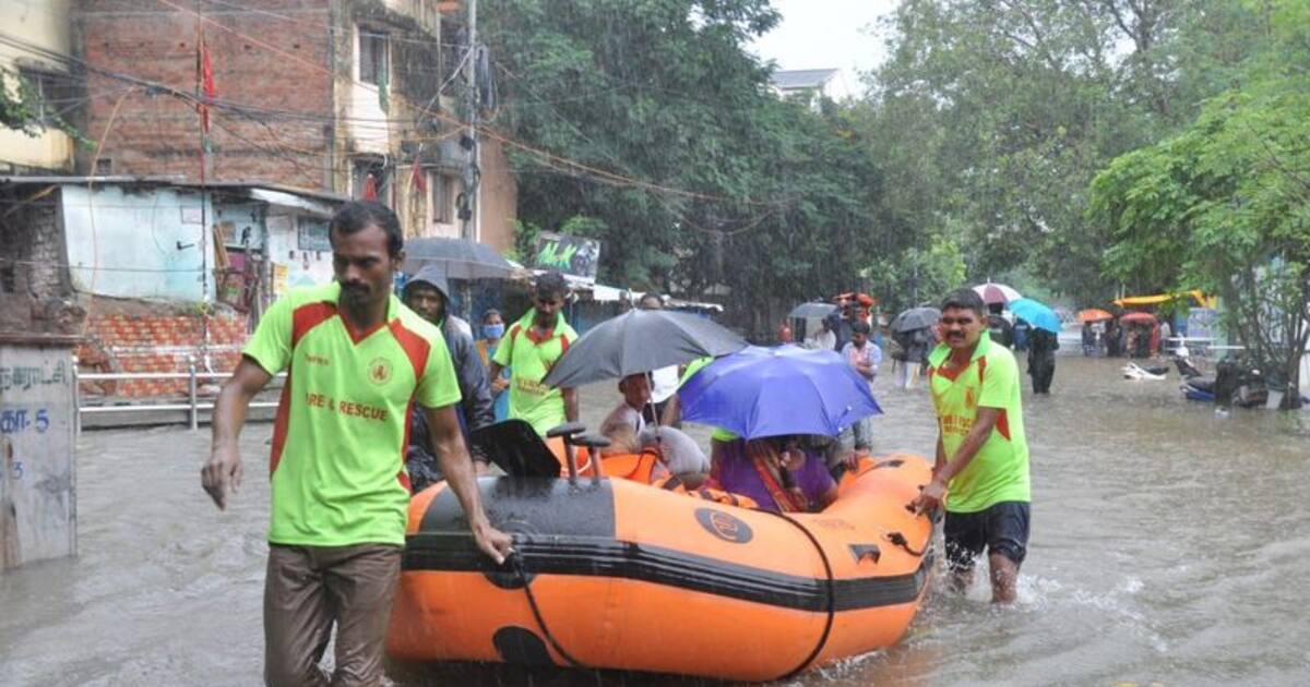 Chennai Flood: அடுத்த 3 மணிநேரத்திற்கு இந்த மாவட்டங்களில் கனமழை நீடிக்கும்.. வானிலை மையம்  வார்னிங்..!