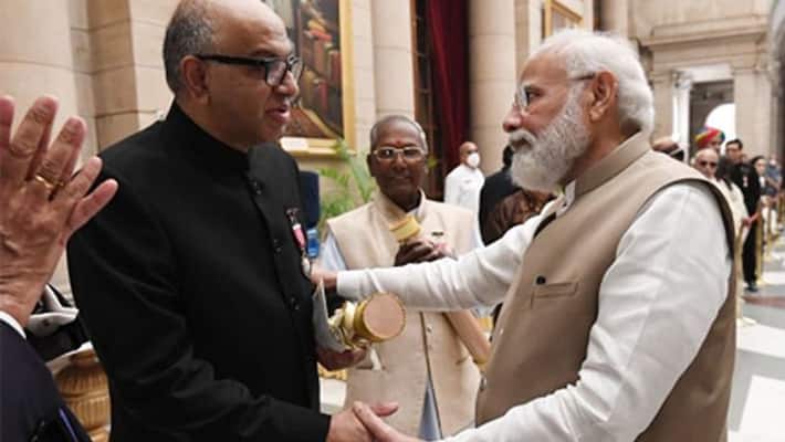 Padma Shree Sanjeev Bikhchandani Tweets Picture with PM Narendra Modi pod Padma Shree Sanjeev Bikhchandani Tweets Picture with PM Narendra Modi pod
