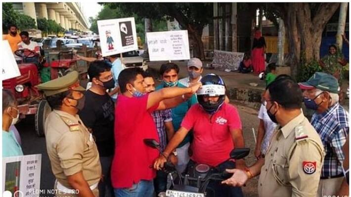 Bihar man sells land to distribute helmets after death of his friend in bike accident with out helmet Bihar man sells land to distribute helmets after death of his friend in bike accident with out helmet