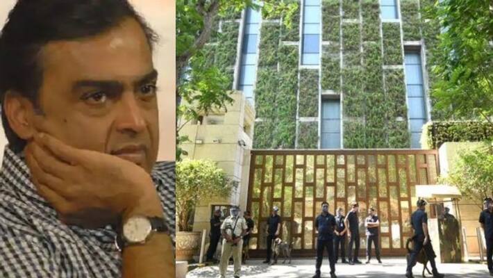 Tourists Asked Mukesh Ambani Antilia Address Detained in Mumbai Tourists Asked Mukesh Ambani Antilia Address Detained in Mumbai