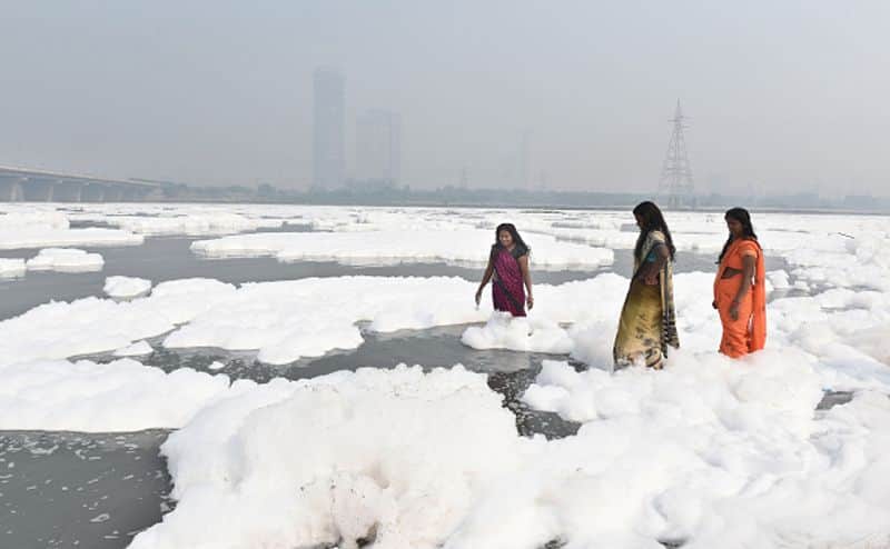 Tough for Thermocol Raju ..? Do this to get rid of the foam in the Delhi Yamuna River.!