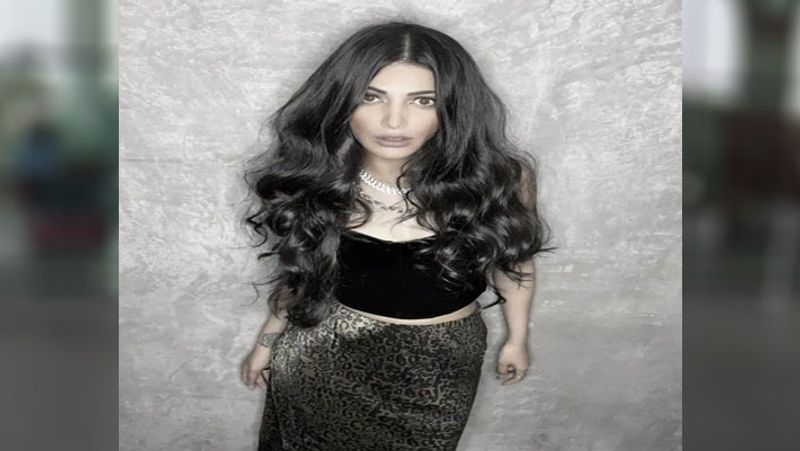 shruti haasan looking gorgeous in black bold outfit NTP