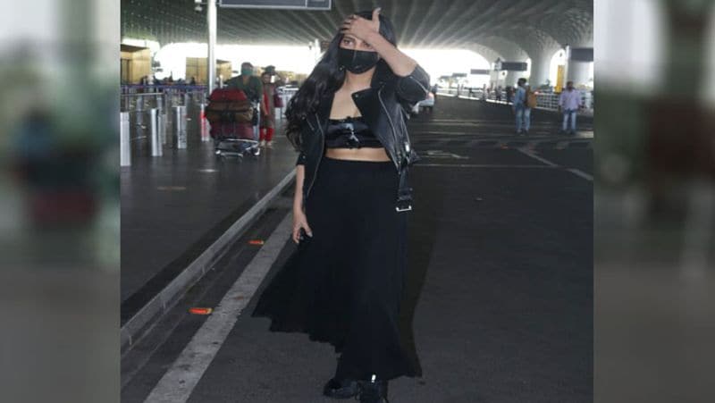 shruti haasan looking gorgeous in black bold outfit NTP