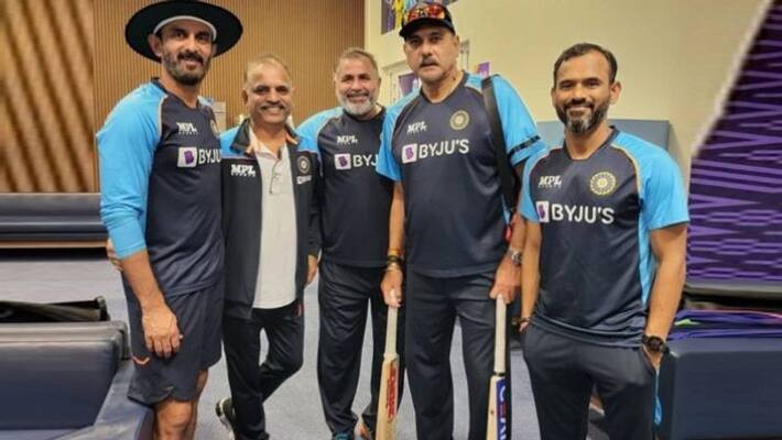 Team India T20 New Skipper Rohit Sharma and Virat kohli gift Their Bats to Ravi shastri Team India T20 New Skipper Rohit Sharma and Virat kohli gift Their Bats to Ravi shastri