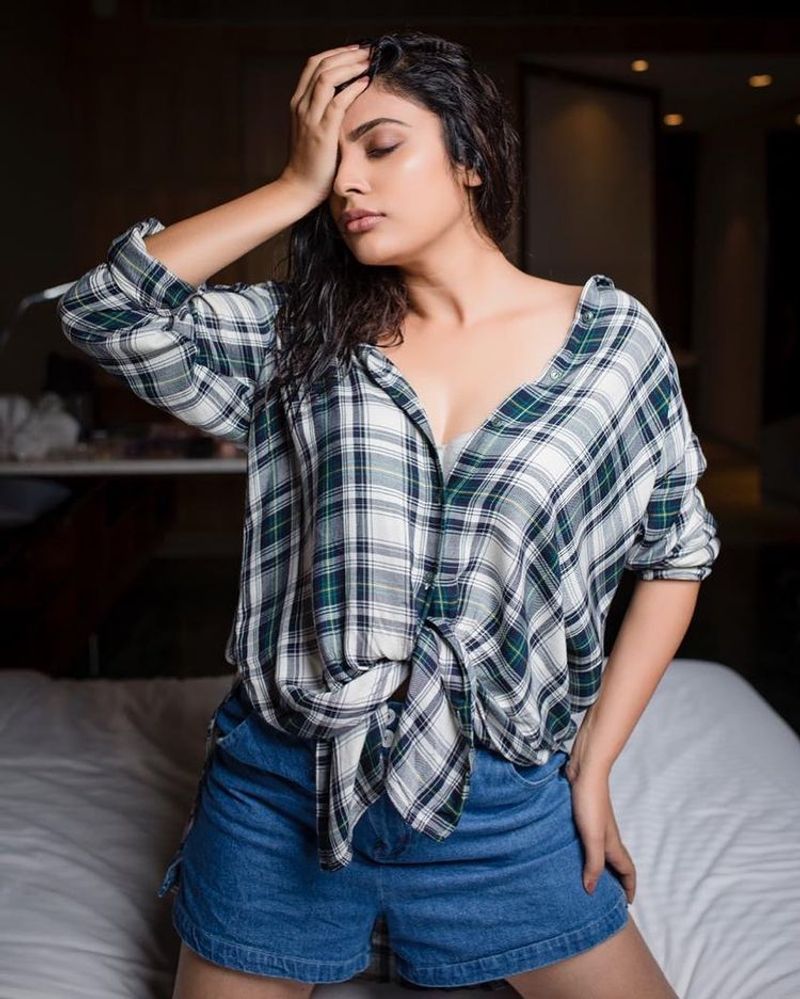 Actress nandita swetha latest over load hot photo goes viral