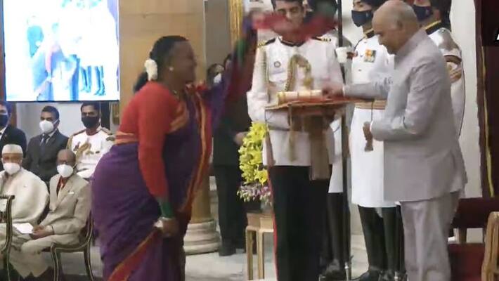 Transgender folk dancer Manjamma Jogati receives Padma Shri award with a warm smile Unique Gesture goes viral ckm Transgender folk dancer Manjamma Jogati receives Padma Shri award with a warm smile Unique Gesture goes viral ckm