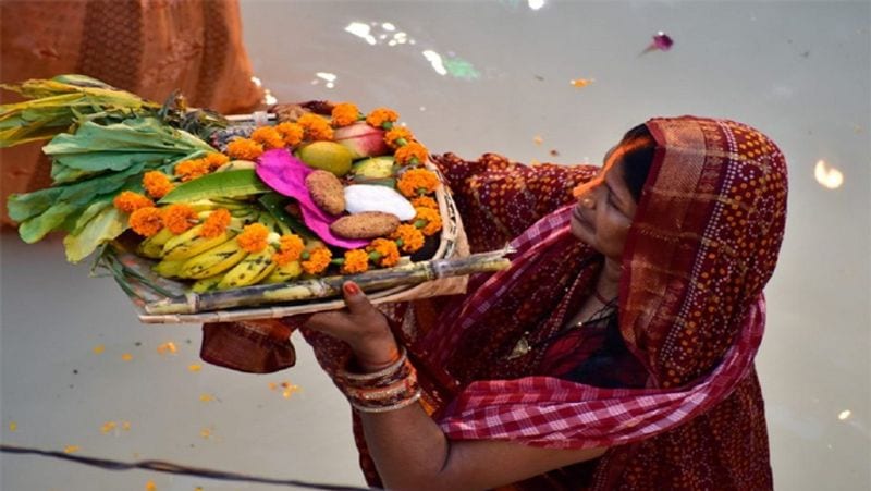 chhath puja 2021 Today morning rising sun surya arghya shubh muhurat vidhi worshiped getting into water Chhath Ghats UDT