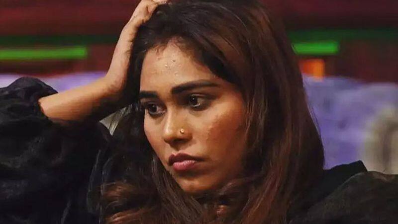 Hindi bigg boss 15 afsana khan attempted to physically harm herself with a kinfe vcs