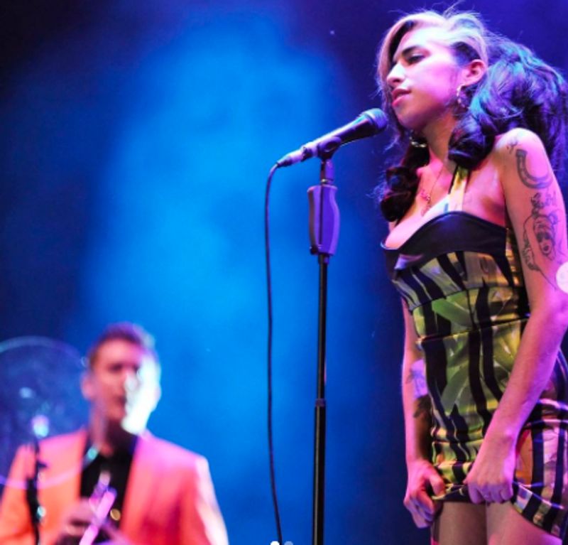 Dress worn by Amy Winehouse in her last concert sells for 1 80 crore rupees dpl