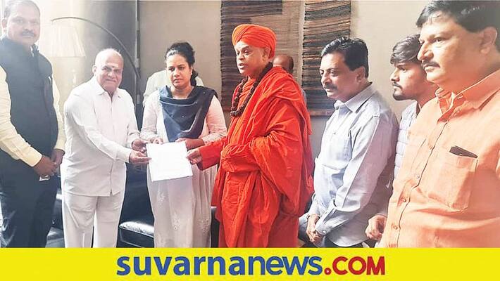 murugha sri visits puneeth rajkumar house invites to basavasri award program gvd murugha sri visits puneeth rajkumar house invites to basavasri award program gvd