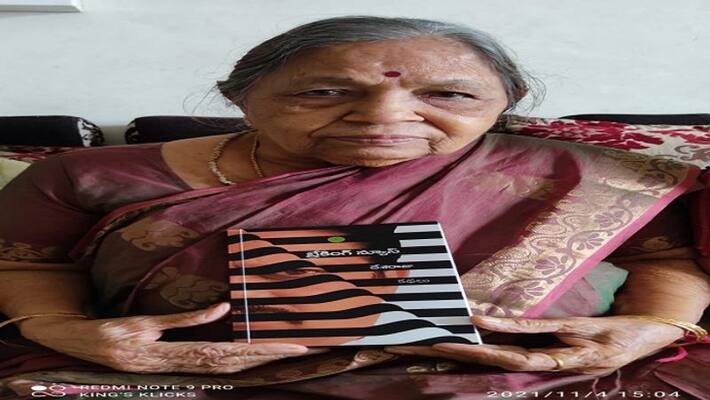 Mitnala Prameela unveils Desaraju Breaking News Stories book Mitnala Prameela unveils Desaraju Breaking News Stories book