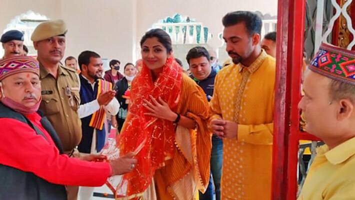shilpa shetty raj kundra Visit Baglamukhi mata temple in dharamshala kpg shilpa shetty raj kundra Visit Baglamukhi mata temple in dharamshala kpg