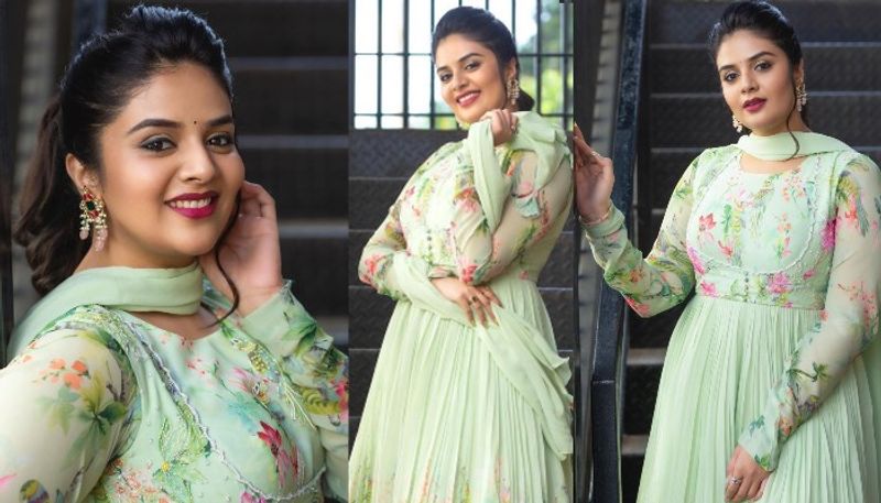 anchor sreemukhi shared sizzling pics netizens romantic comments photos viral