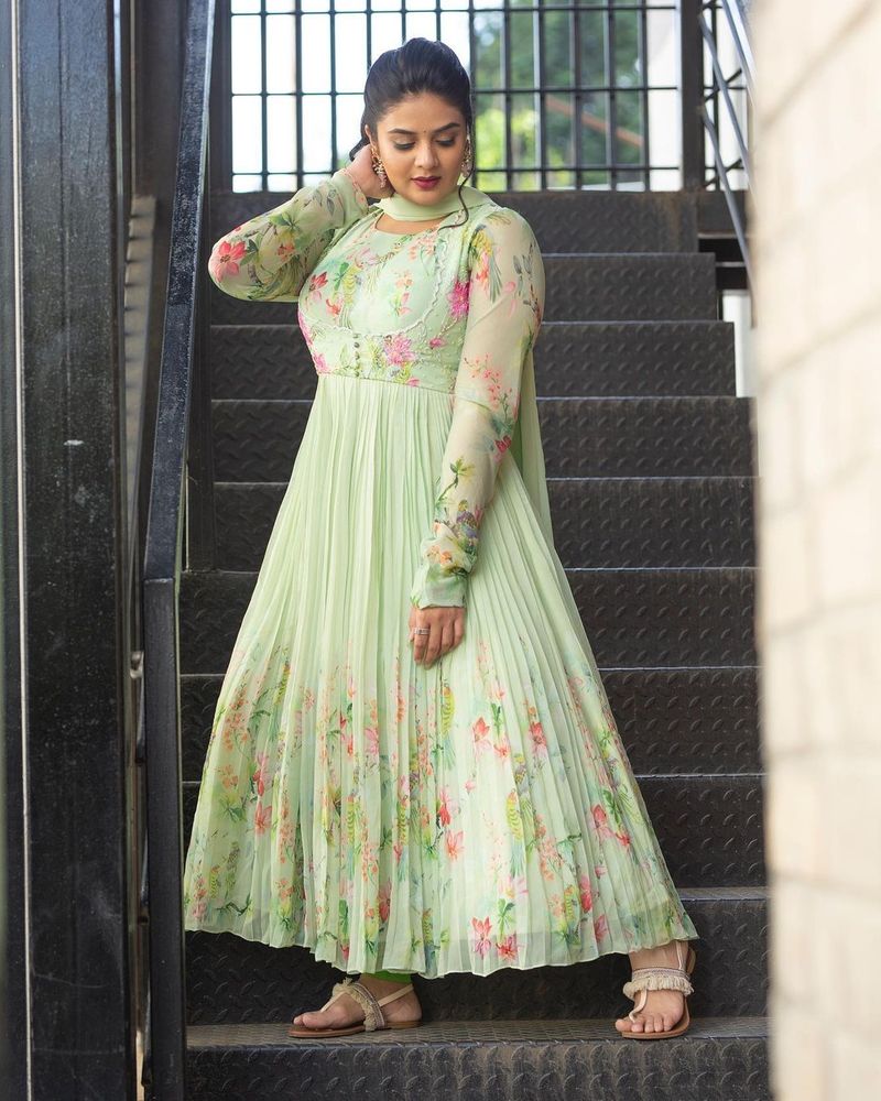 anchor sreemukhi shared sizzling pics netizens romantic comments photos viral