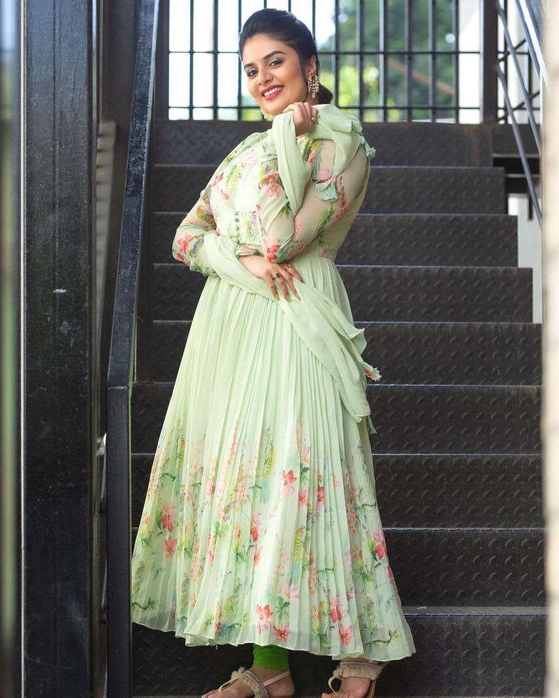 anchor sreemukhi shared sizzling pics netizens romantic comments photos viral