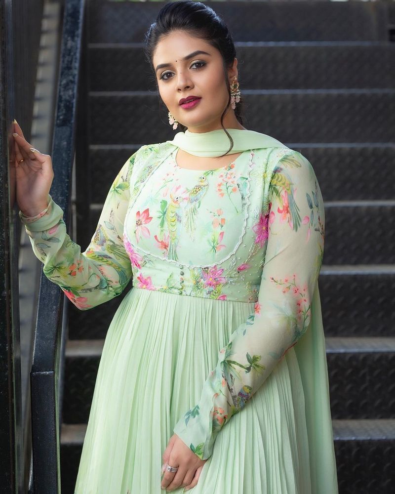 anchor sreemukhi shared sizzling pics netizens romantic comments photos viral