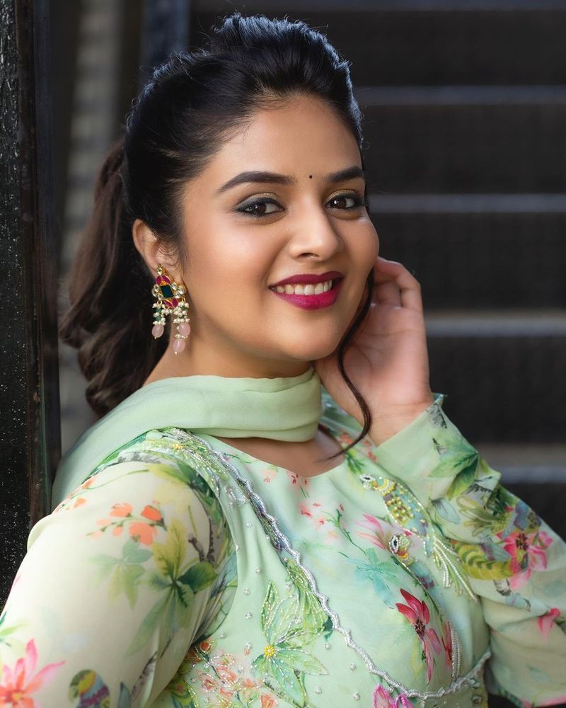 anchor sreemukhi shared sizzling pics netizens romantic comments photos viral