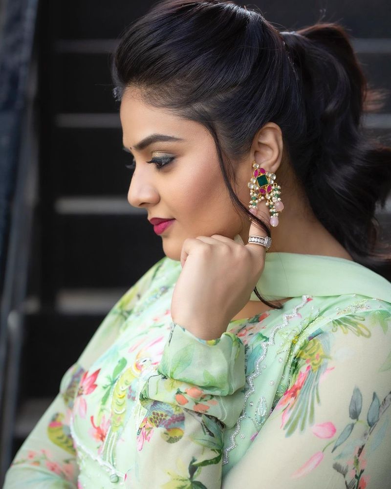 anchor sreemukhi shared sizzling pics netizens romantic comments photos viral