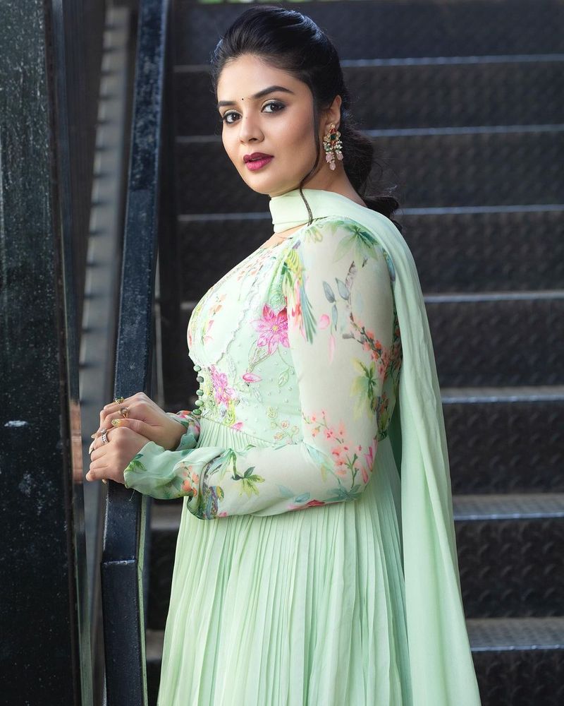 anchor sreemukhi shared sizzling pics netizens romantic comments photos viral