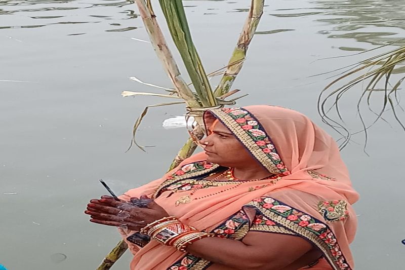 Chhath Puja 2021, uttar pradesh, bihar, vrat devotees offers evening arghya to sun stb