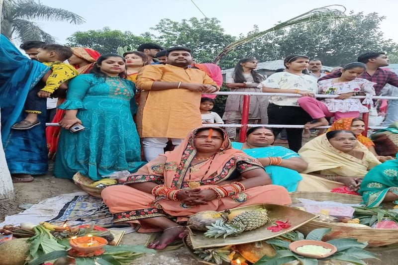 Chhath Puja 2021, uttar pradesh, bihar, vrat devotees offers evening arghya to sun stb