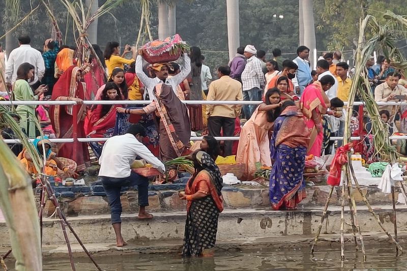 Chhath Puja 2021, uttar pradesh, bihar, vrat devotees offers evening arghya to sun stb