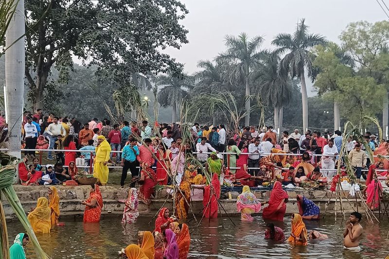 Chhath Puja 2021, uttar pradesh, bihar, vrat devotees offers evening arghya to sun stb