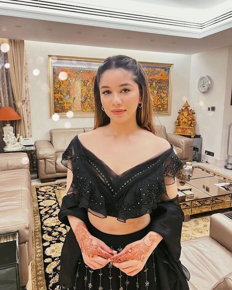 Sara Tendulkar Shares too hot black dress pics and wishes her mom Anjali Tendulkar