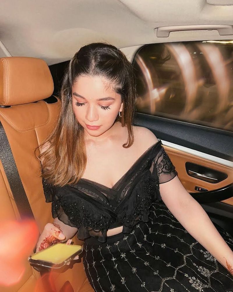 Sara Tendulkar Shares too hot black dress pics and wishes her mom Anjali Tendulkar